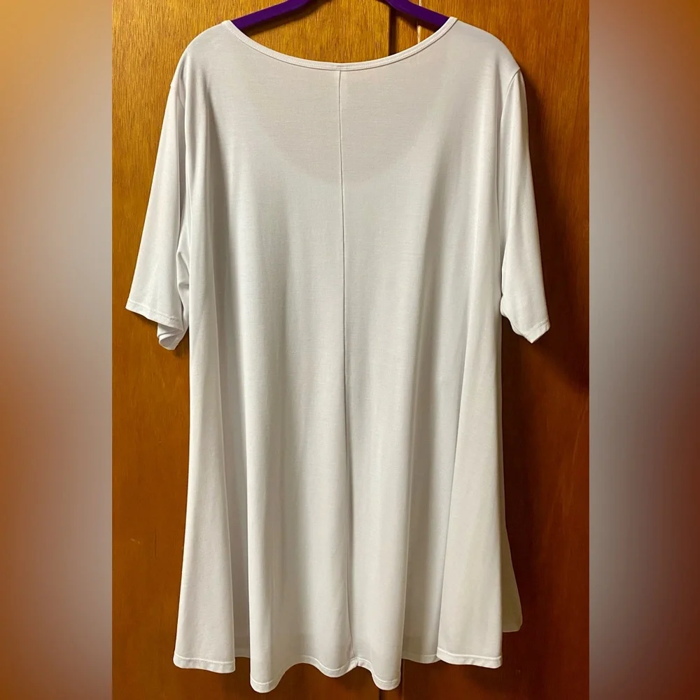 LuLaRoe “Perfect Tee” Top 
(Retired Style; no longer in production) - Picture 4 of 7